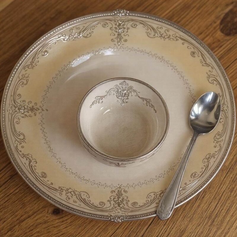 Żółte patery i tace